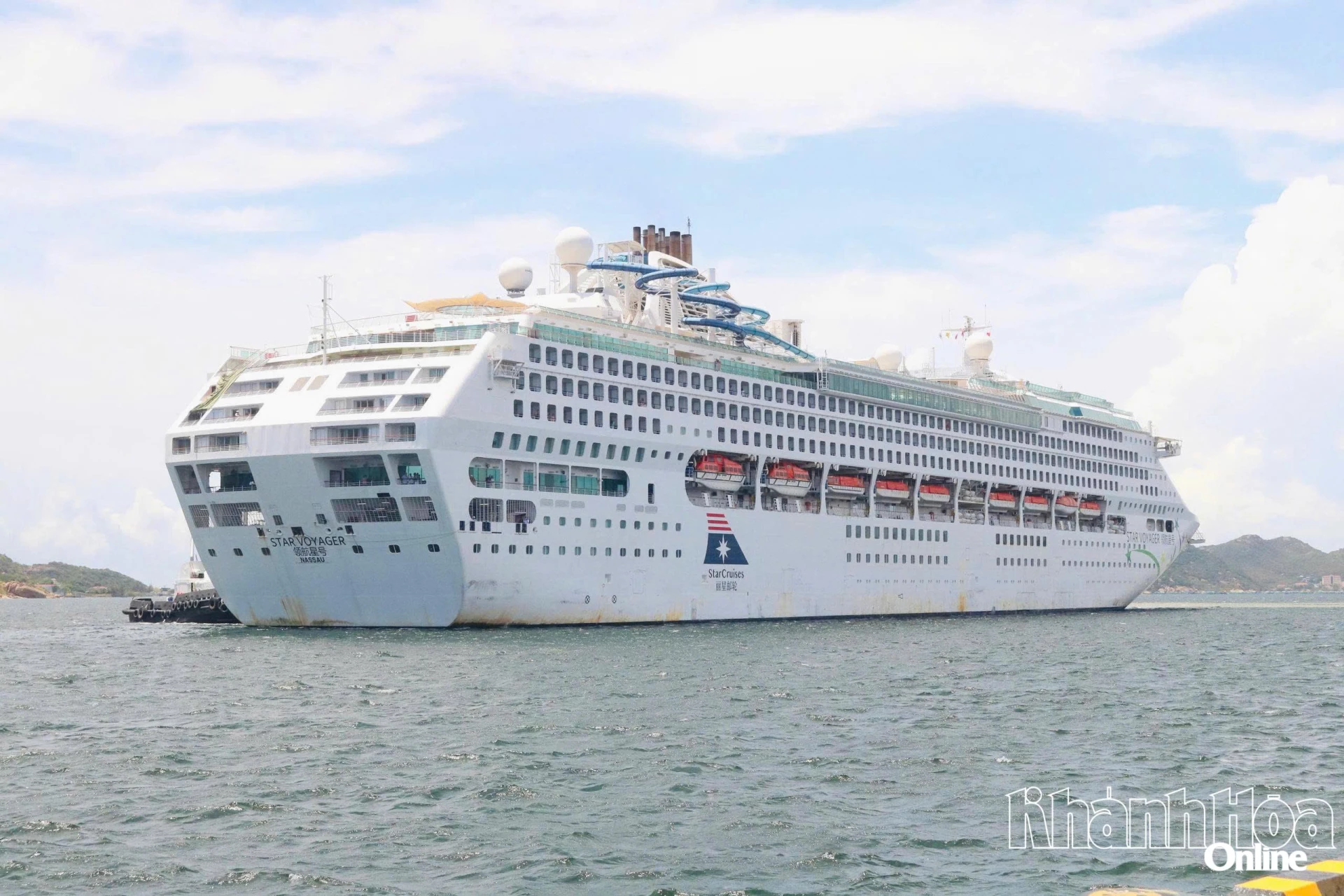 Star Voyager cruise ship brings 700 tourists to Khanh Hoa