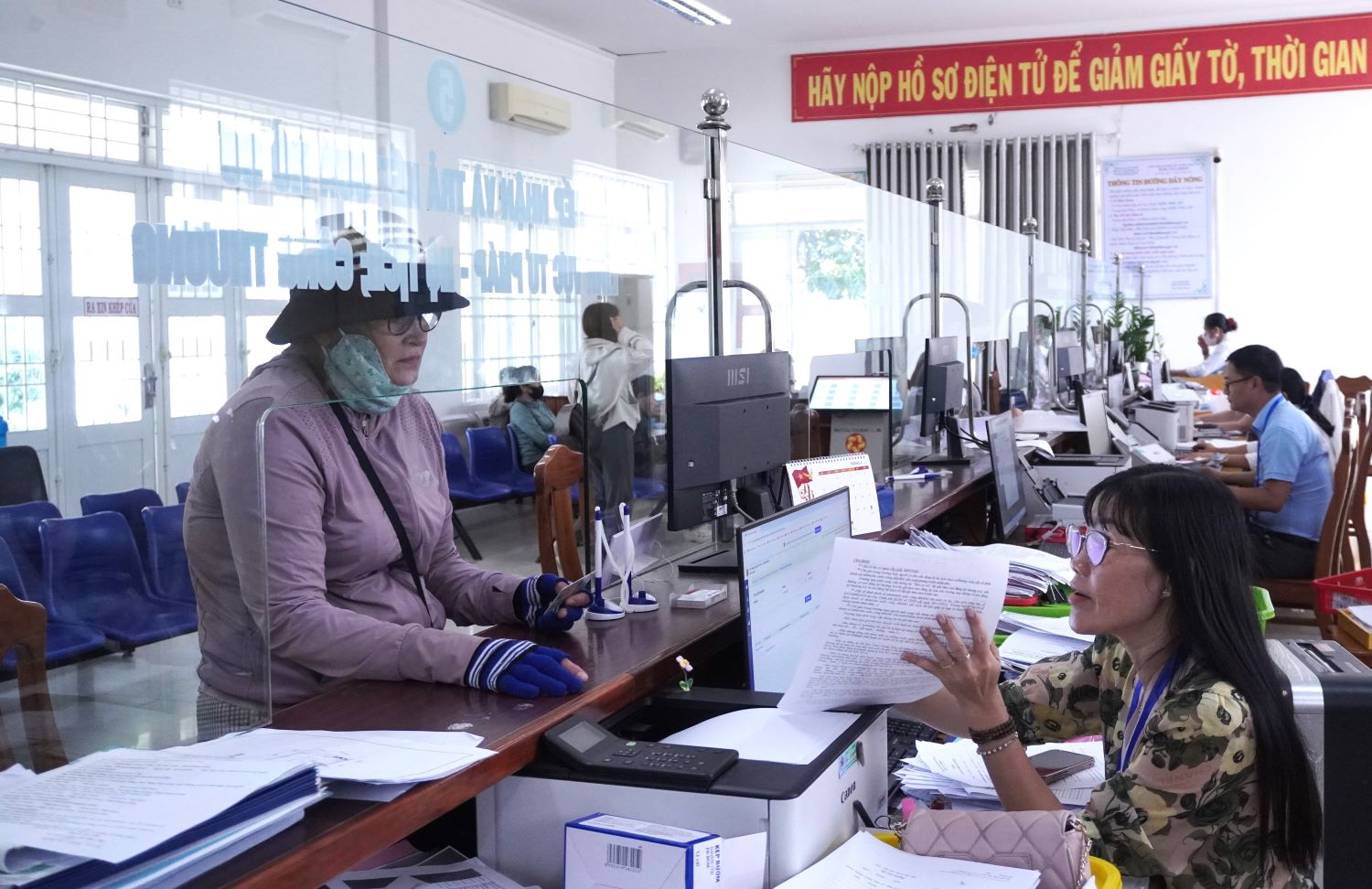 Công chức Trung tâm Phục vụ hành chính công xã Vạn Ninh hướng dẫn người dân thực hiện thủ tục hành chính.