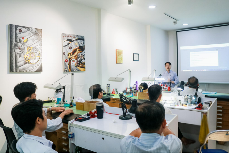 Đội ngũ kỹ thuật viên hơn 40 năm kinh nghiệm