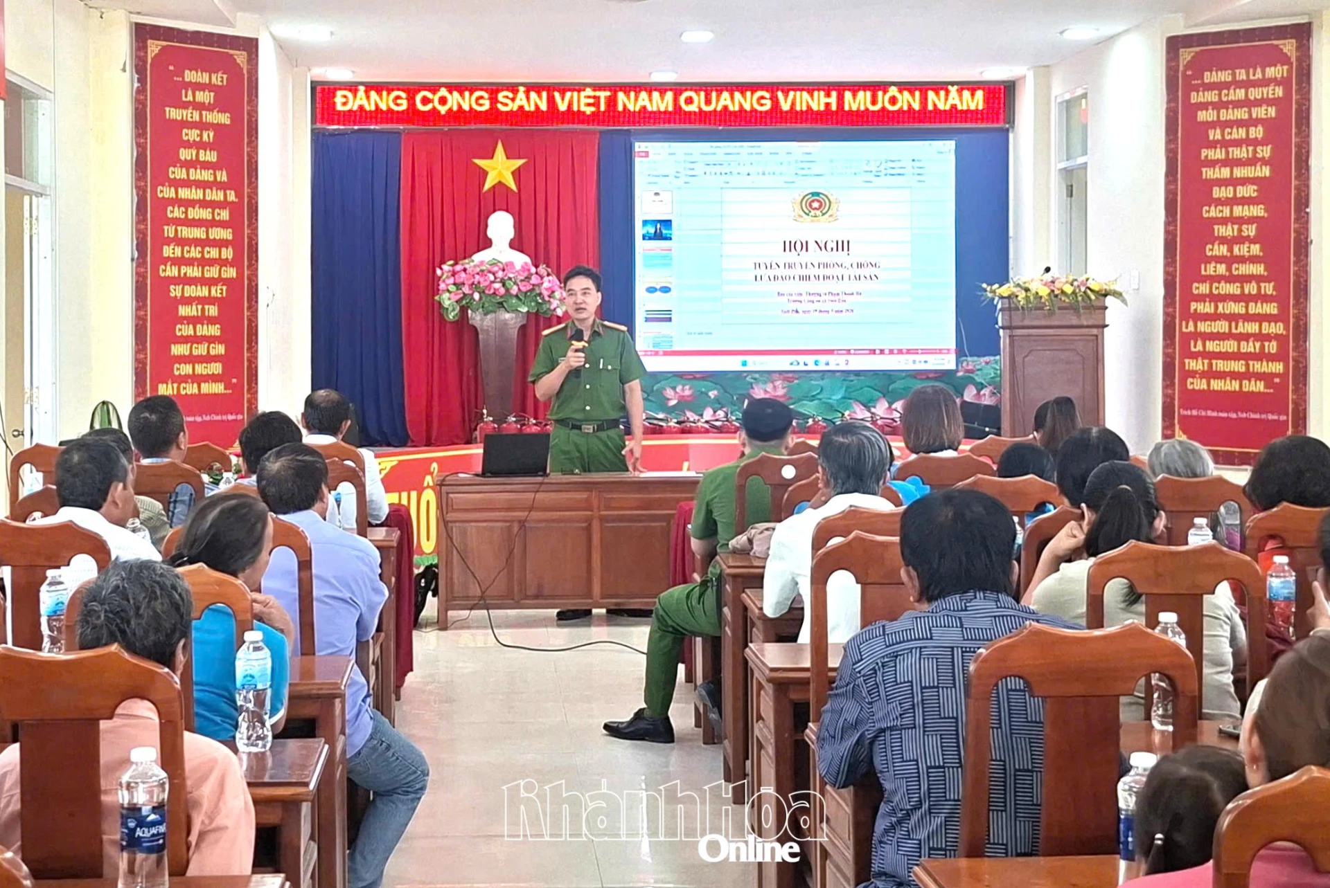 Công an xã Suối Dầu tuyên truyền những quy định của pháp luật về PCCC và tìm kiếm cứu nạn.