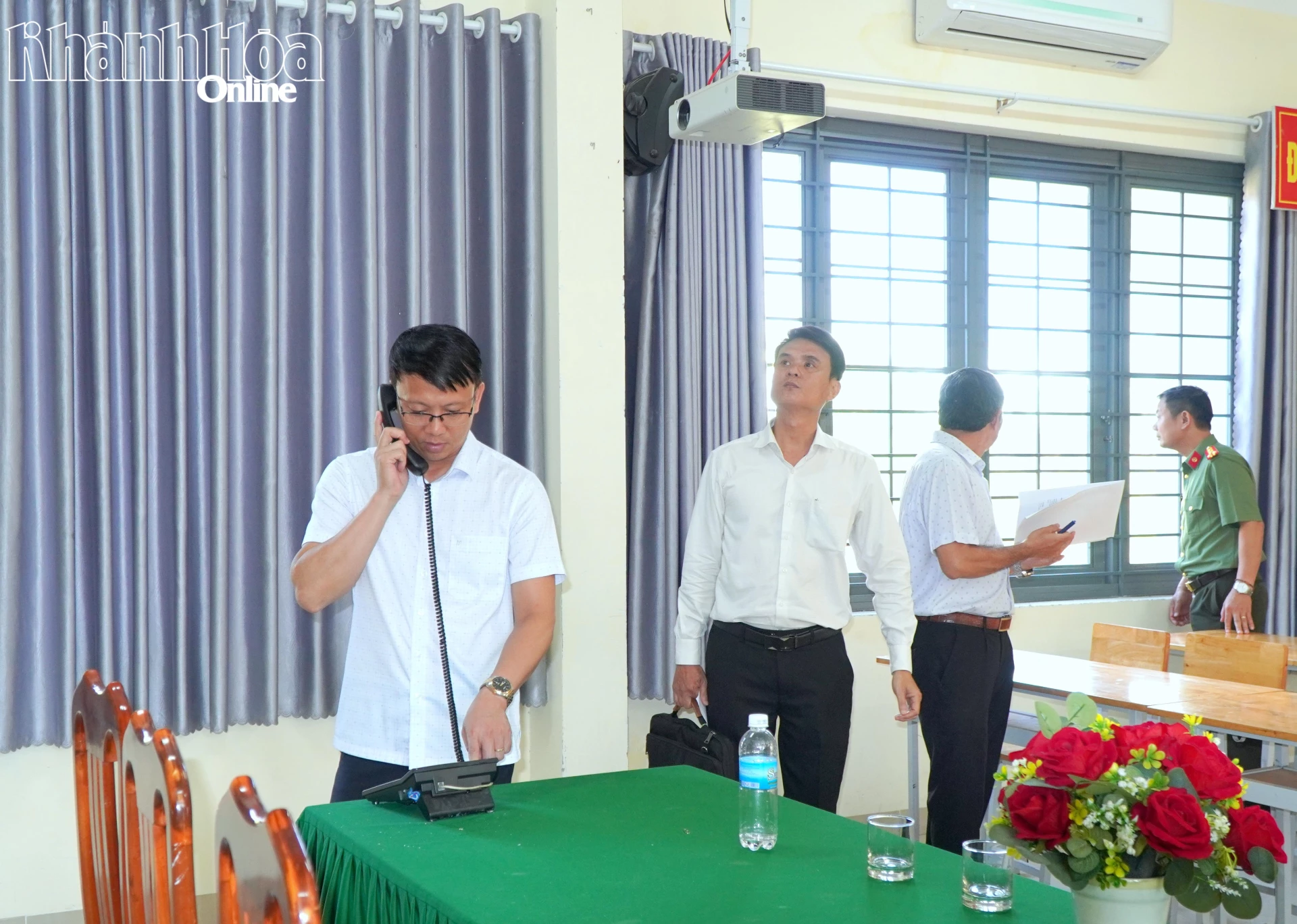 Phó Chủ tịch UBND tỉnh Nguyễn Thanh Hà kiểm tra thiết bị trong phòng Hội đồng coi thi tại điểm thi Trường THPT Phạm Văn Đồng (phường Nha Trang), 