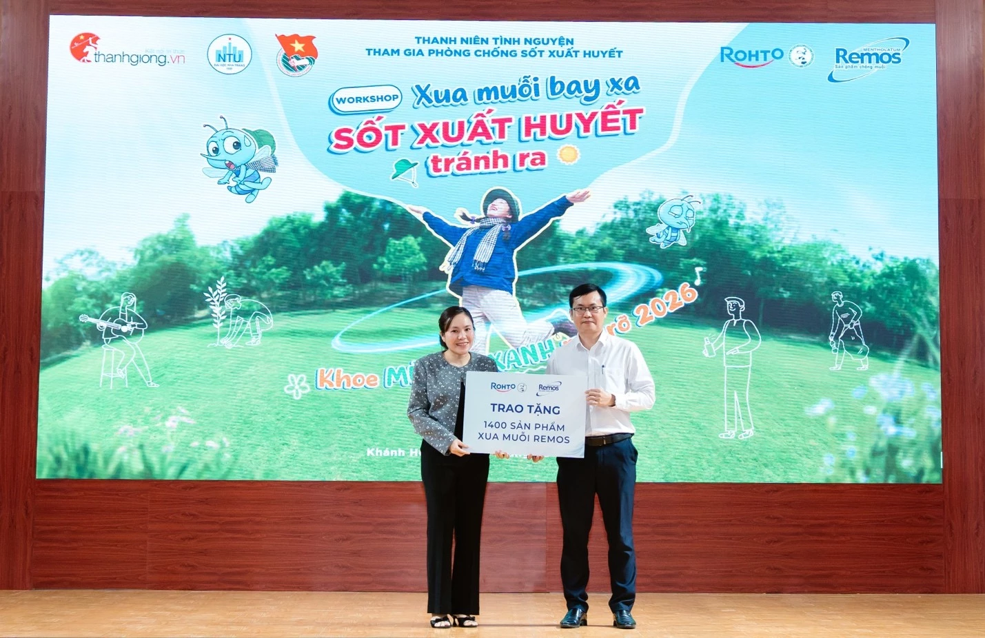 Đại diện công ty TNHH Rohto Mentholatum (Việt Nam) trao tặng sản phẩm Remos tại buổi Workshop.