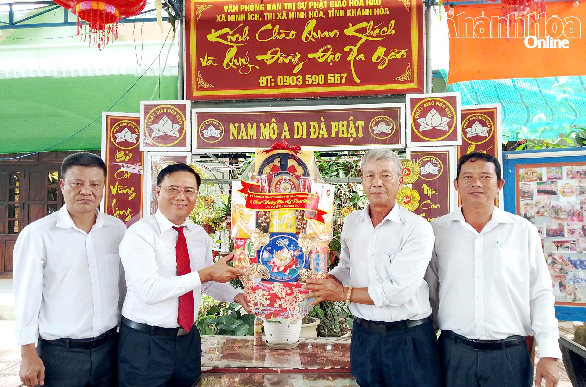 Đoàn đến thăm ông Lê Văn Năm.