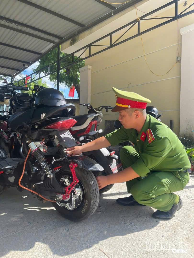Công an phường Ninh Chử kiểm tra xe điện độ, chế tại một trường học trên địa bàn phường.