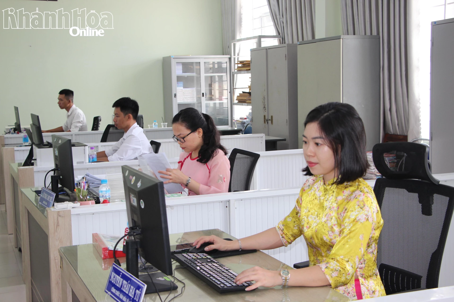 Cán bộ, công chức xã Vạn Ninh tập trung xử lý công việc.