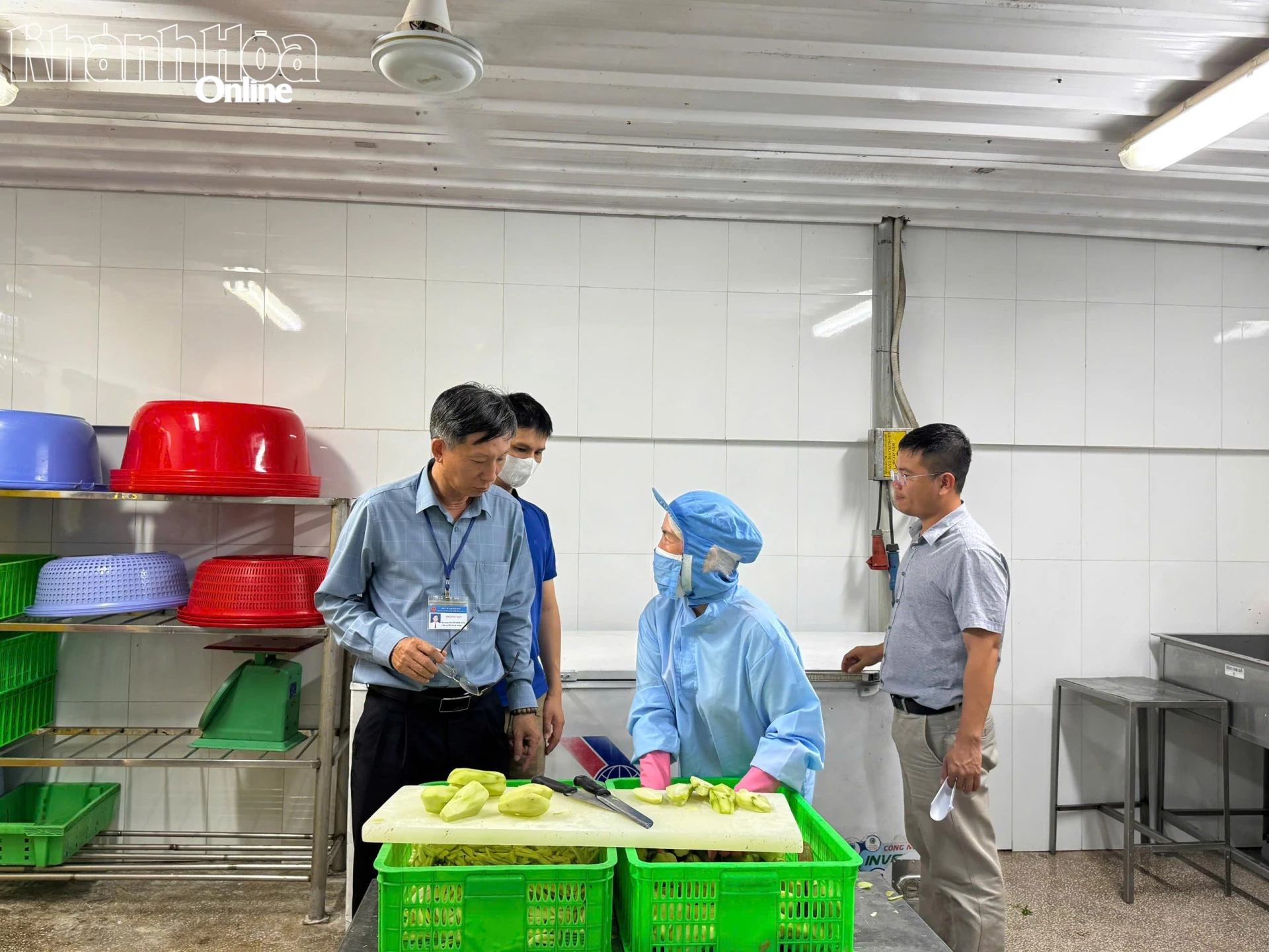 Đoàn kiểm tra liên ngành an toàn thực phẩm tỉnh kiểm tra thực tế khu vực sơ chế tại bếp ăn tập thể Công ty TNHH Thủy sản Hải Long, Khu Công nghiệp Suối Dầu.