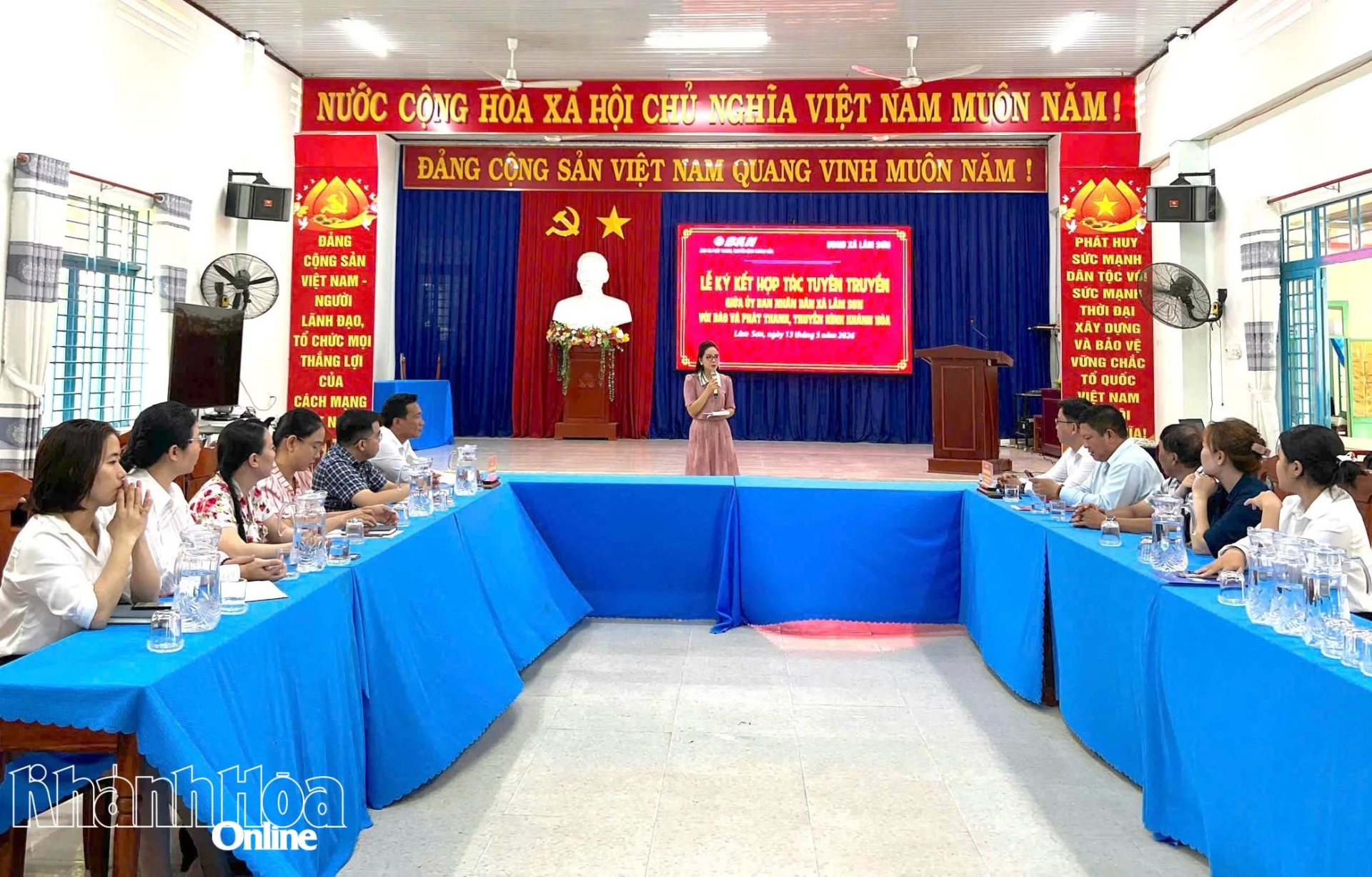 Quang cảnh lễ ký kết.