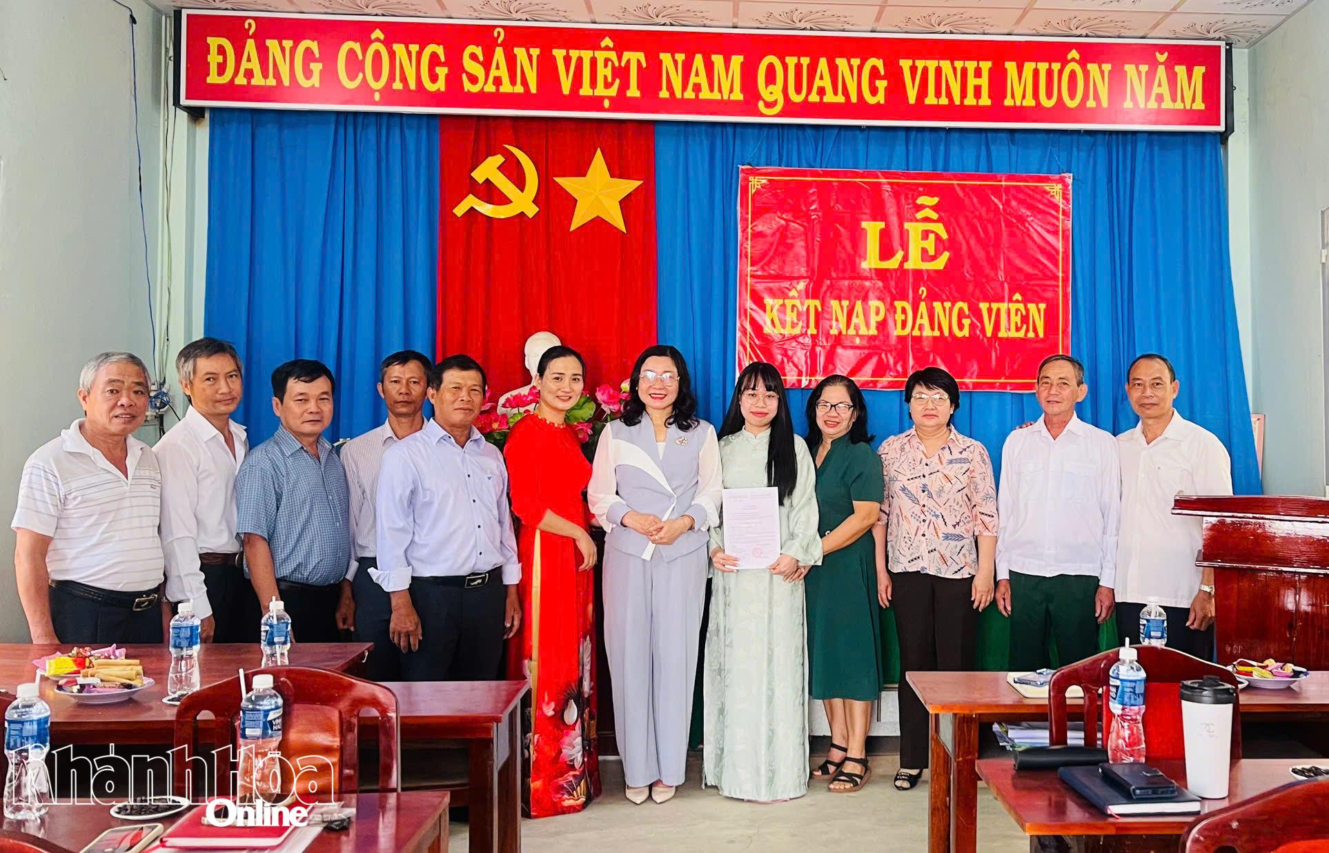 Lễ kết nạp đảng viên tại Chi bộ Tổ dân phố 7.