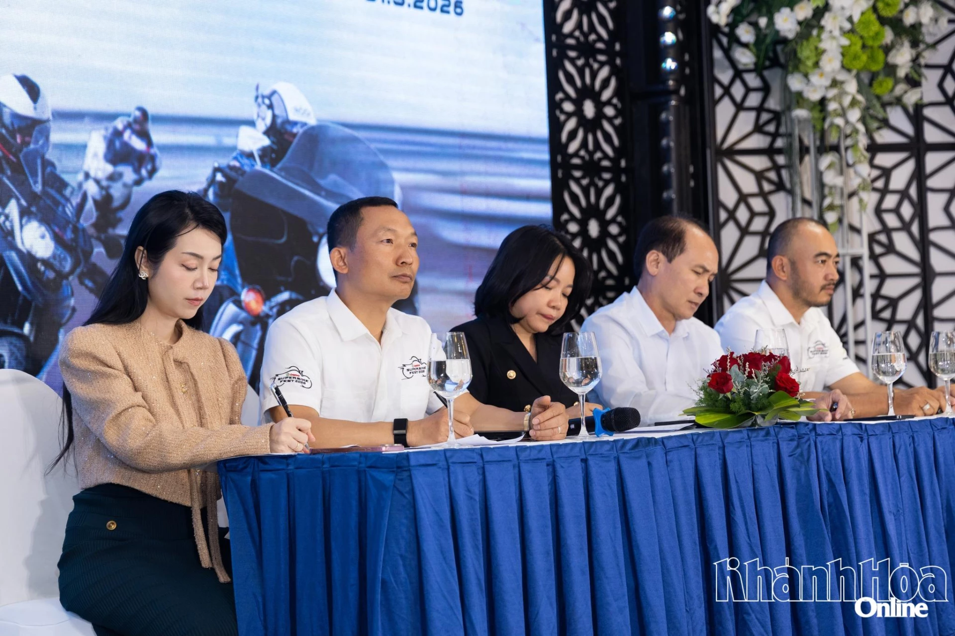 Ông Đoàn Kiều Dũng (thứ 2 từ trái sang) trả lời các câu hỏi tại buổi Họp báo lễ hôi.