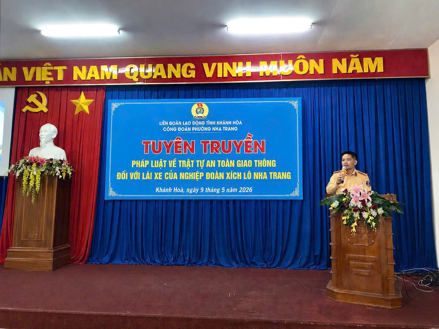 Cán bộ Đội Cảnh sát giao thông đường bộ phổ biến các quy định pháp luật về trật tự an toàn giao thông cho các tài xế xích lô