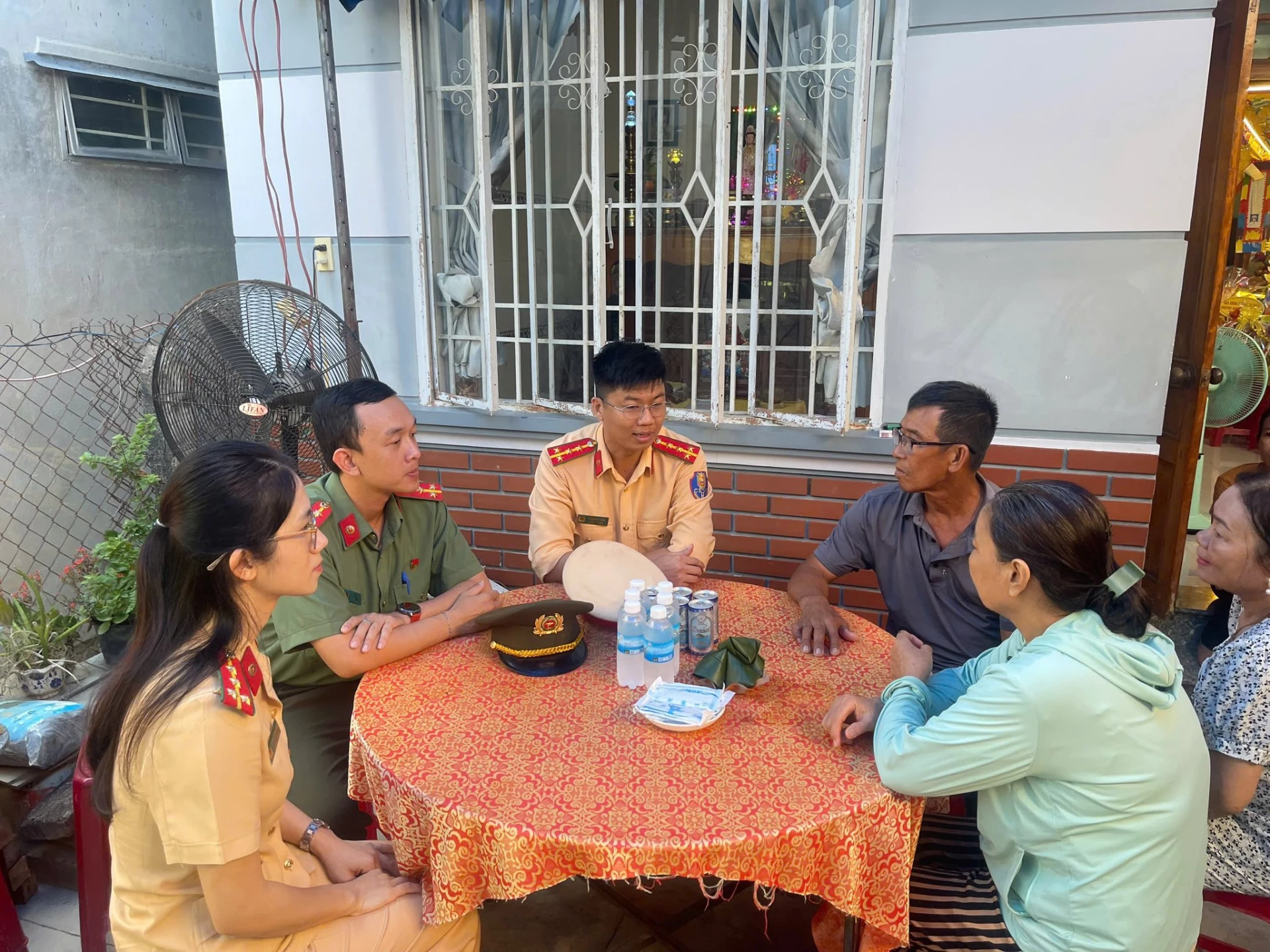 Đại diện Phòng Cảnh sát giao thông trò chuyện, động viên gia đình Thiếu ta Nguyễn Xuân Hải