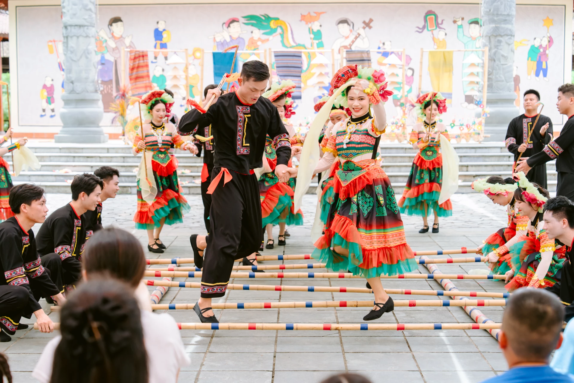 Chuỗi show “Tinh hoa mở hội” mùa 5 với chủ đề Di sản từ đôi tay nghệ nhân diễn ra từ 08/06 - 22/08.