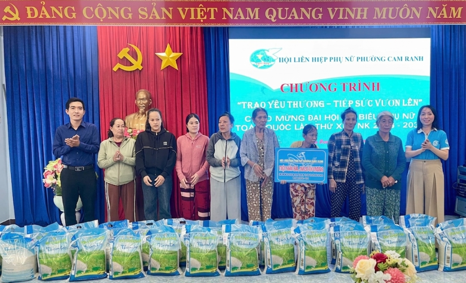 Lãnh đạo phường Cam Ranh tặng quà cho các gia đình có hoàn cảnh khó khăn.