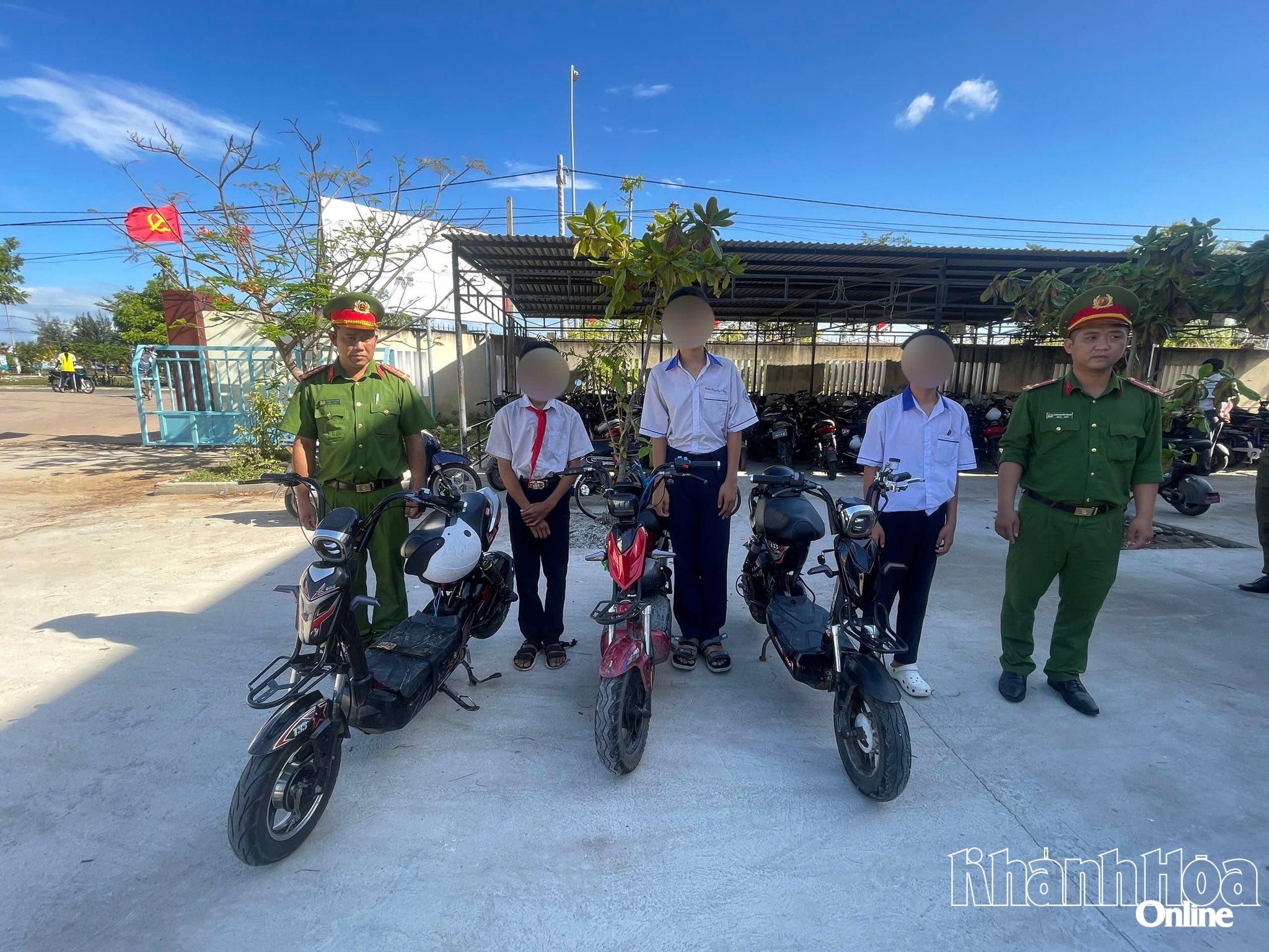 Công an phường Ninh Chử yêu cầu học sinh tháo gỡ thiết bị độ, chế trên xe đạp điện.