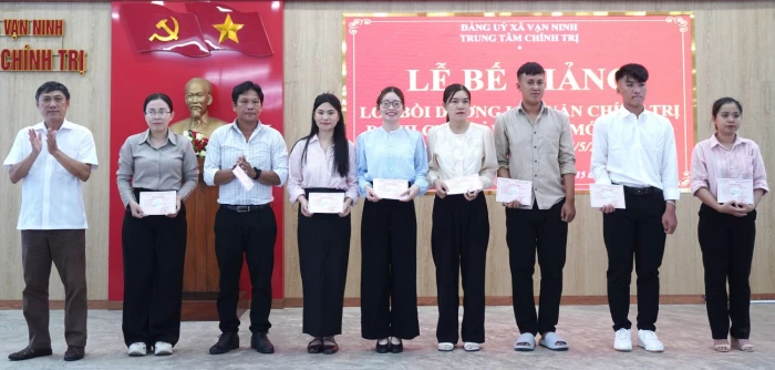 Xã Vạn Ninh bế giảng lớp bồi dưỡng lý luận chính trị dành cho đảng viên mới 