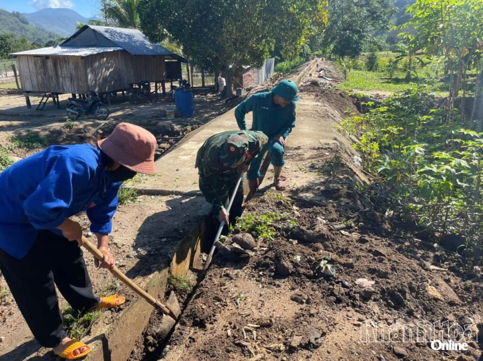 Đoàn viên, thanh niên xã Bác Ái Tây ra quân nạo vét kênh mương nội đồng
