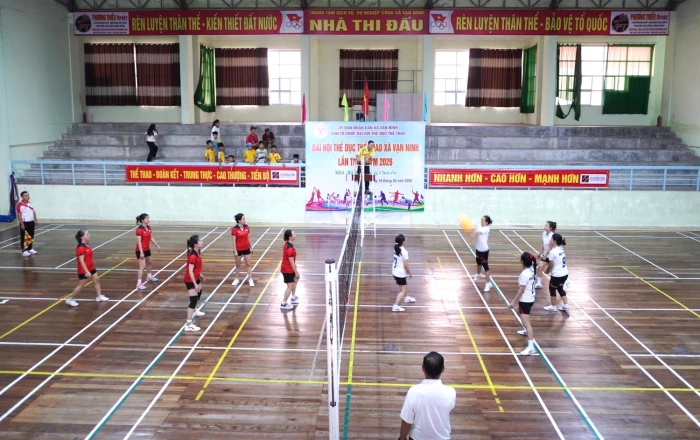 Khai mạc Giải bóng chuyền hơi nữ ngành Giáo dục xã Vạn Ninh