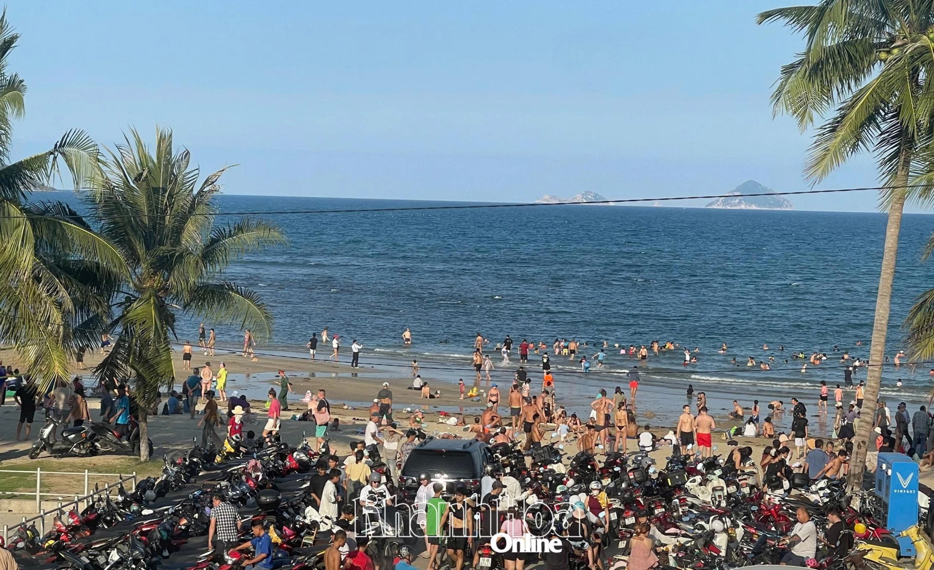 Rất đông người dân và du khách nước ngoài tắm biển Nha Trang.