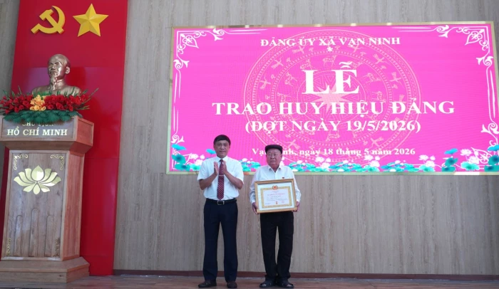 Đảng ủy xã Vạn Ninh trao Huy hiệu Đảng đợt 19-5 cho 14 đảng viên