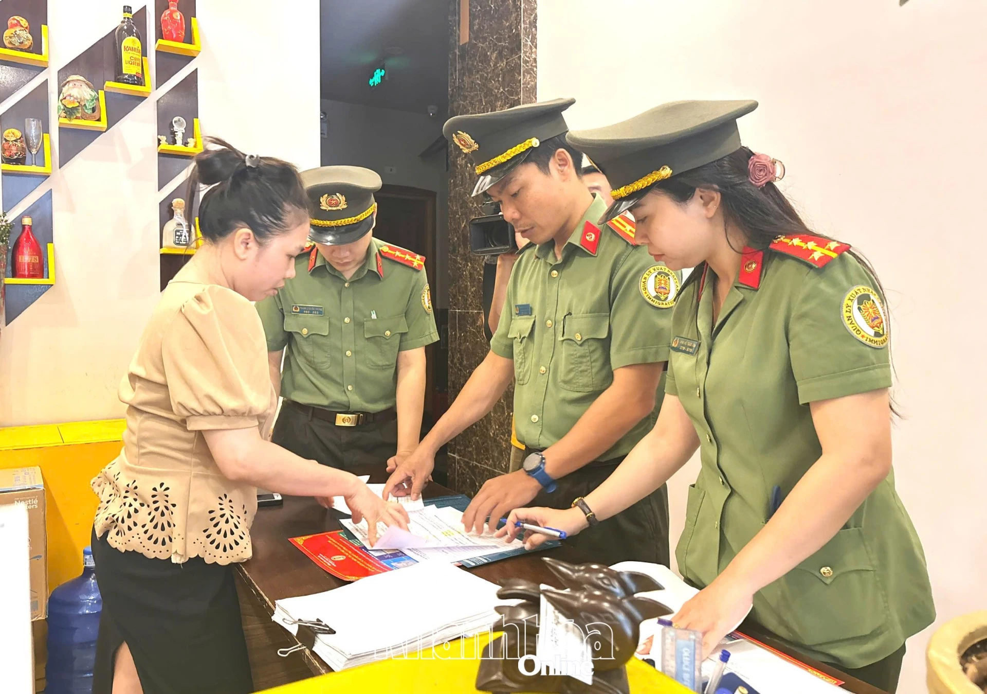 Lực lượng chức năng kiểm tra việc chấp hành pháp luật tại một cơ sở cho người nước ngoài lưu trú khu vực Nha Trang.