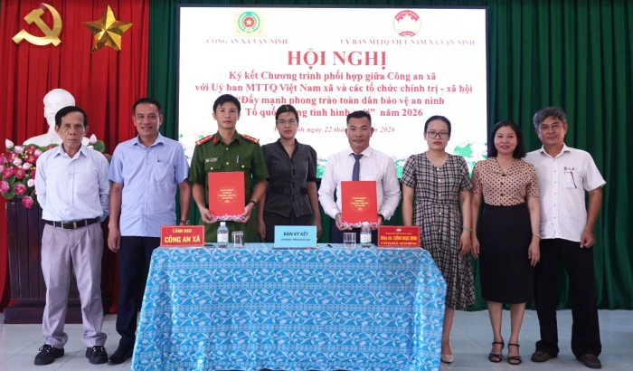 Công an xã Vạn Ninh ký kết phối hợp đẩy mạnh phong trào Toàn dân bảo vệ an ninh Tổ quốc