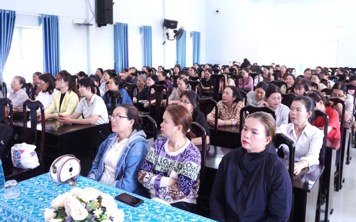 Tập huấn kiến thức an toàn thực phẩm tại xã Vạn Ninh