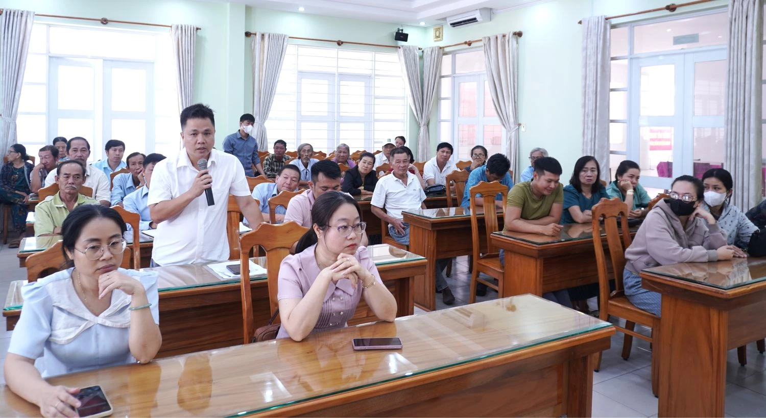 Người dân nêu ý kiến tại cuộc họp.