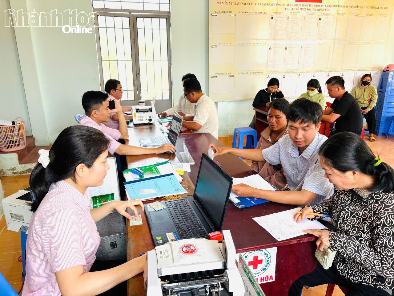 Người dân xã Khánh Vĩnh được tiếp cận nguồn tín dụng chính sách ưu đãi.