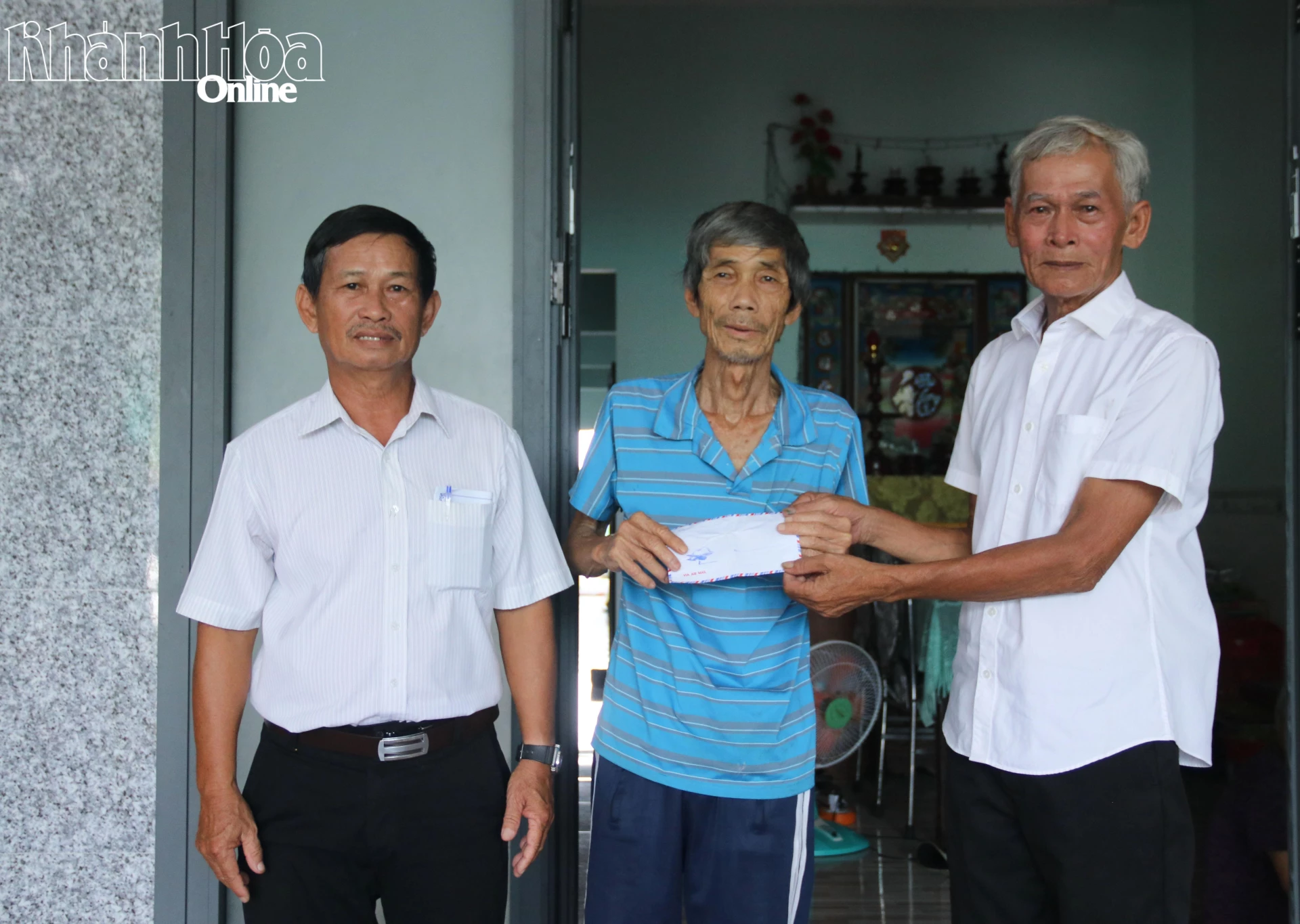 Tặng quà cho người cao tuổi có hoàn cảnh khó khăn.