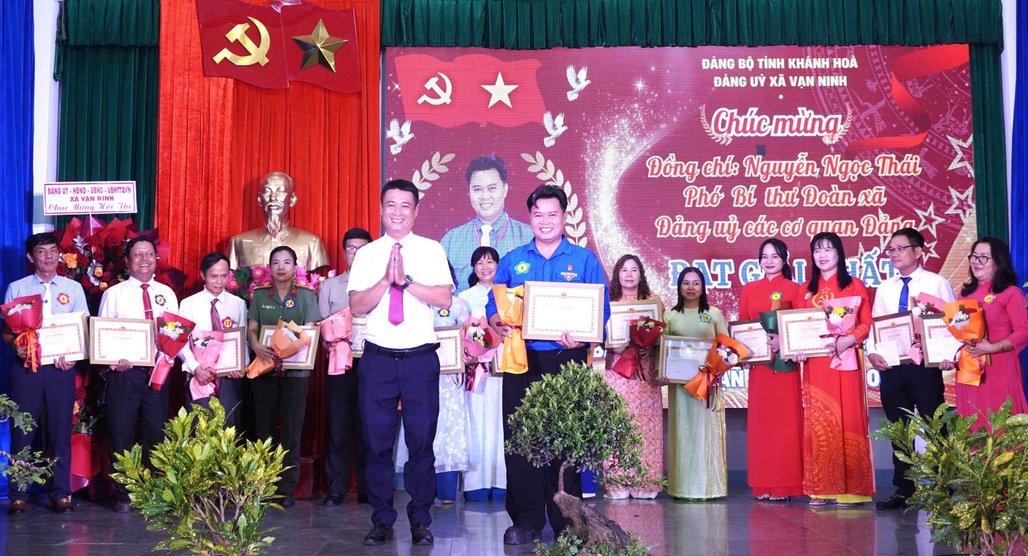 Ban tổ chức hội thi trao giải Nhất cho thí sinh Nguyễn Ngọc Thái.