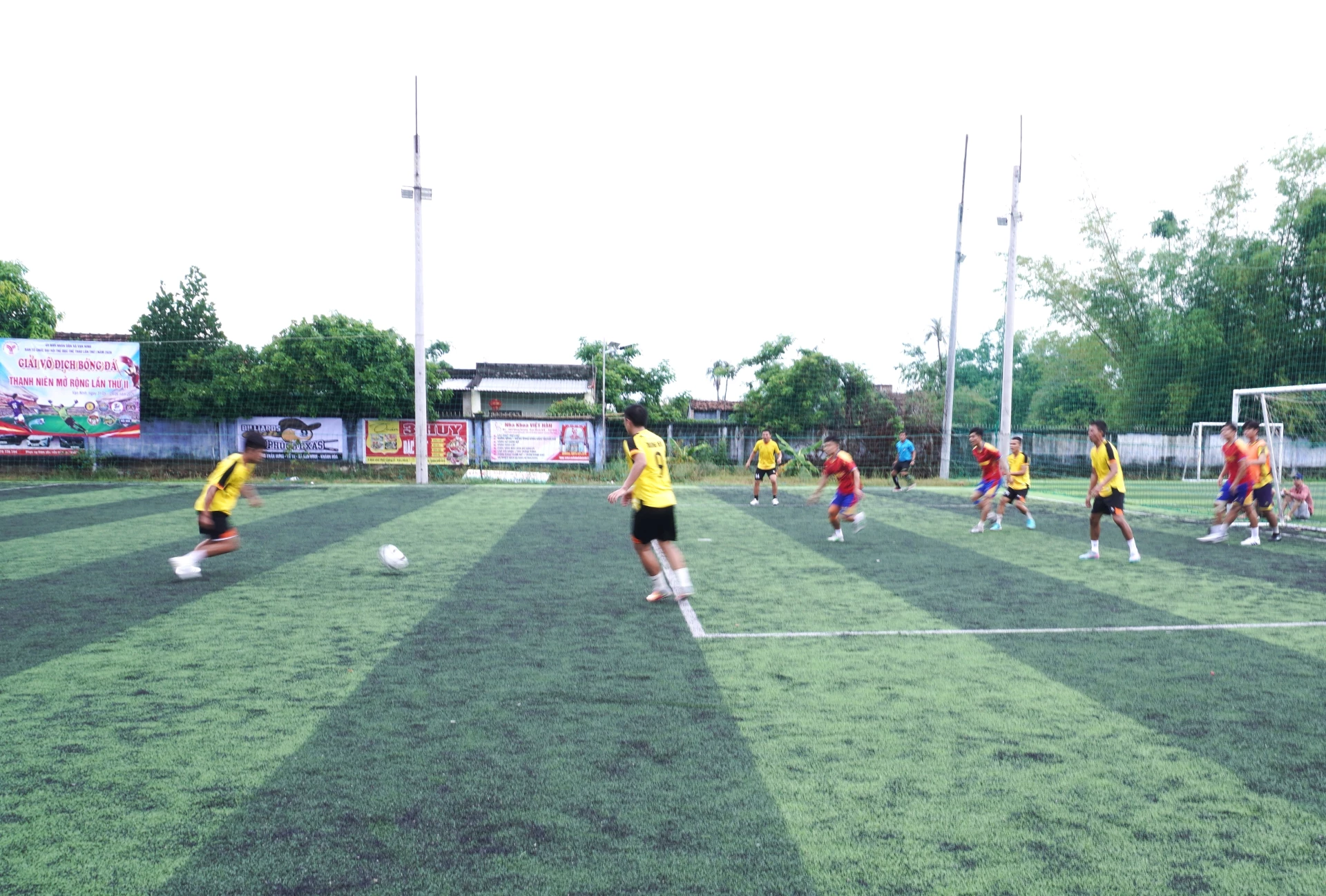 Các đội bóng tranh tài tại giải. 