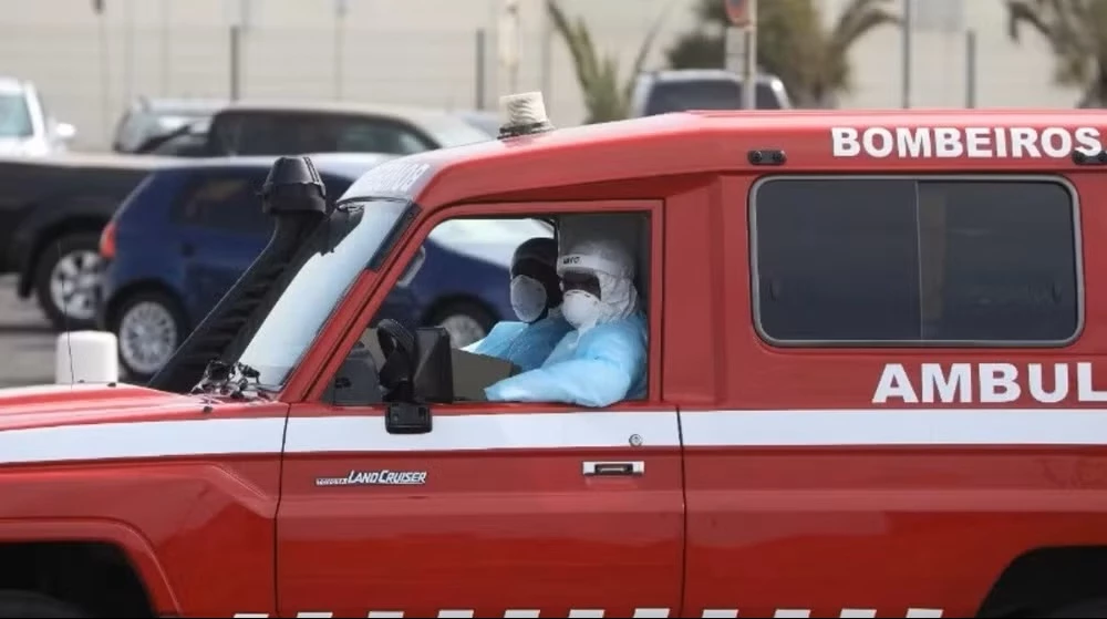 Xe cứu thương sơ tán hành khách trên tàu du lịch MV Hondius bùng phát bệnh do virus Hanta ở Praia, Cabo Verde, ngày 6-5-2026. (Ảnh: THX/TTXVN)