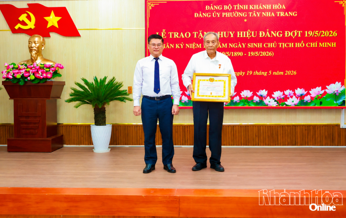 Đảng ủy phường Tây Nha Trang tổ chức trao Huy hiệu Đảng cho 32 đảng viên