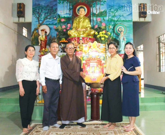 Lãnh đạo xã Ninh Phước thăm, tặng quà các cơ sở Phật giáo