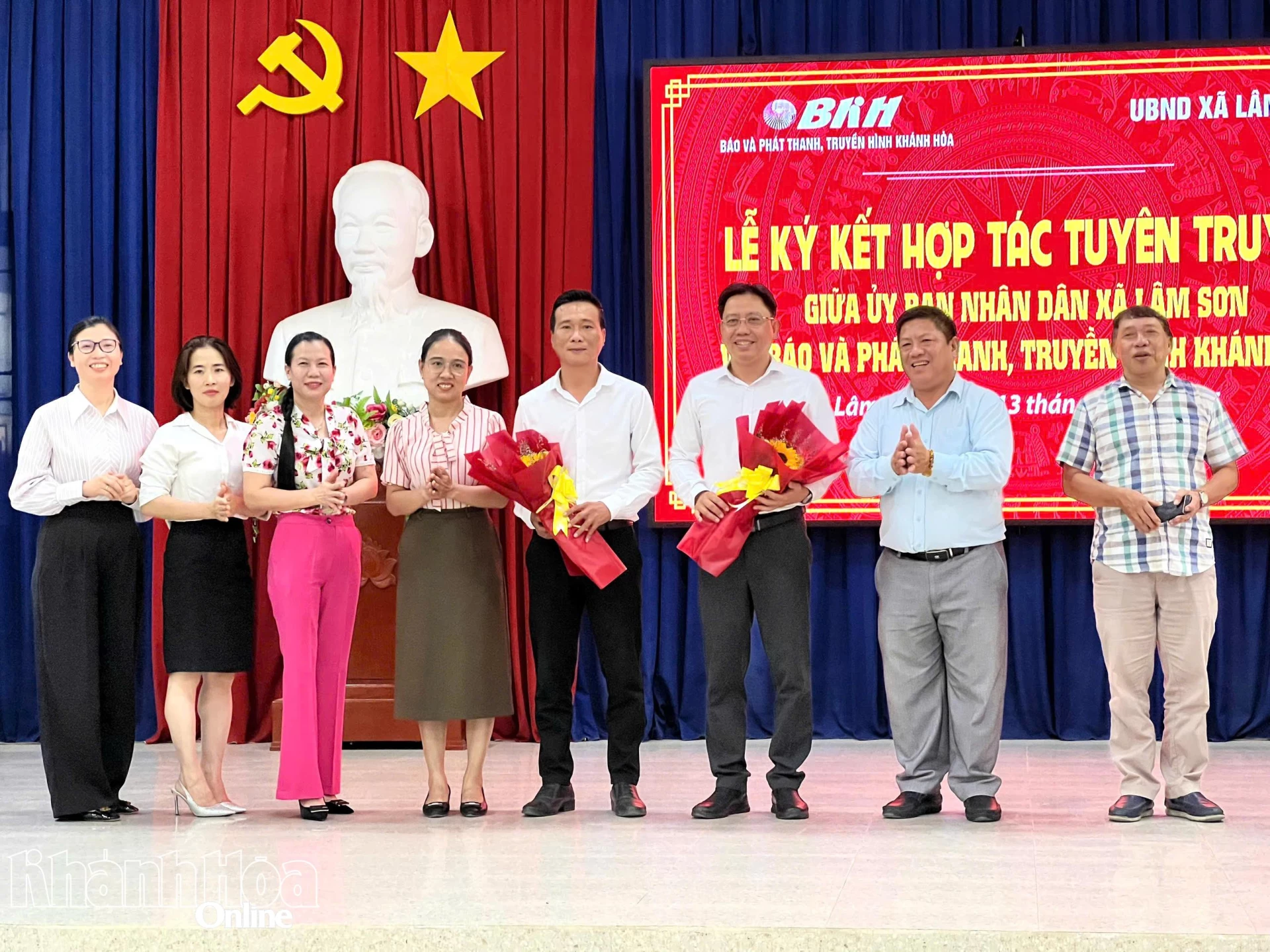 Lãnh đạo Đảng uỷ xã Lâm Sơn tặng hoa chúc mừng hai đơn vị.


