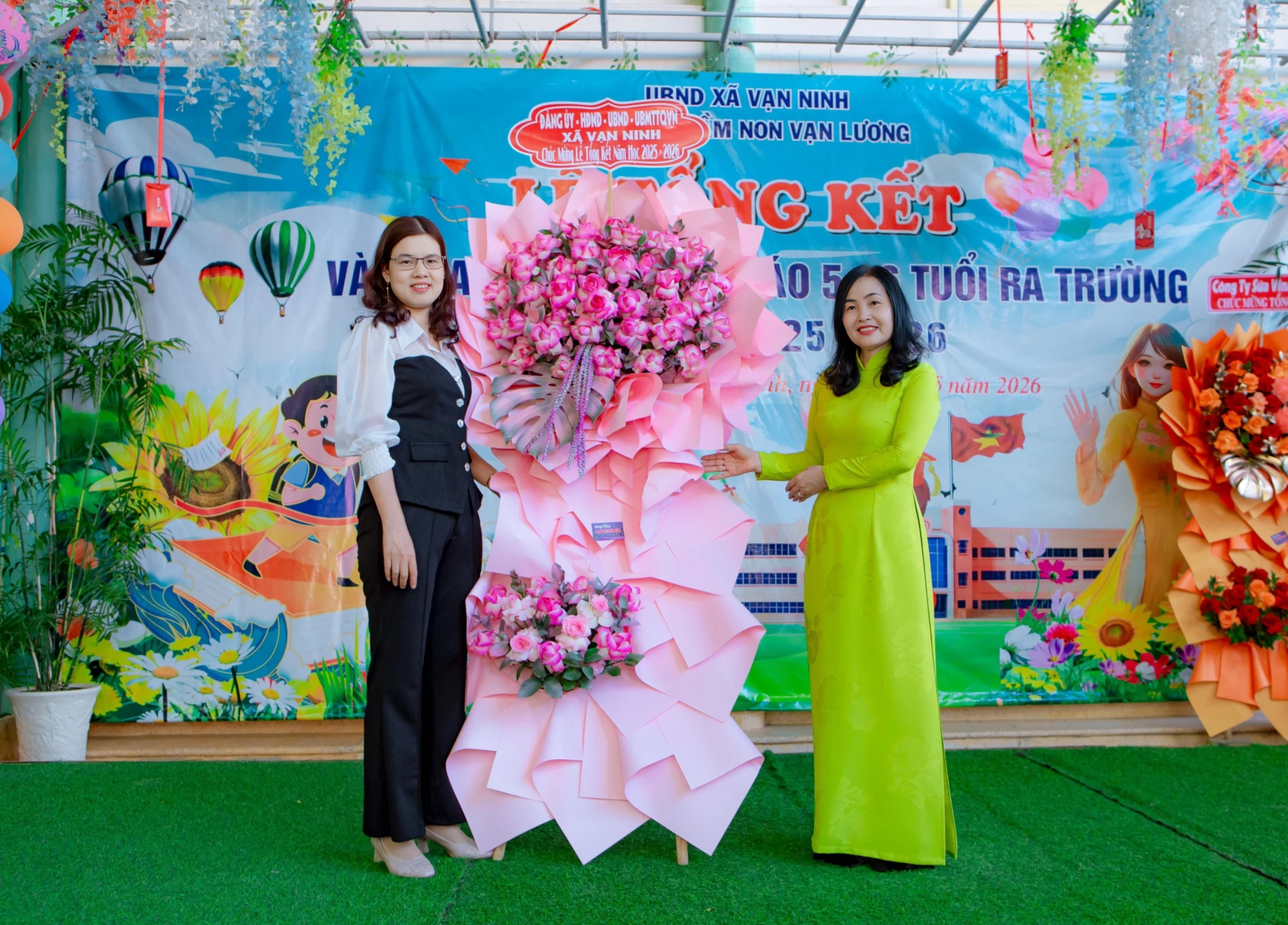 Bà Trương Thị Mỹ Ý - Phó Chủ tịch UBND xã Vạn Ninh tặng hoa chúc mừng lãnh đạo nhà trường. 