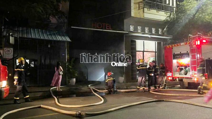 Một khách sạn bị hỏa hoạn lúc rạng sáng 관련 이미지
