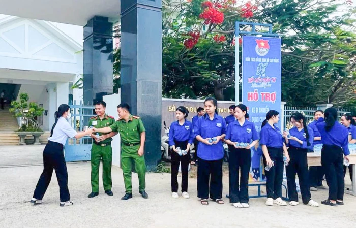 Lực lượng công an đồng hành với sĩ tử mùa thi