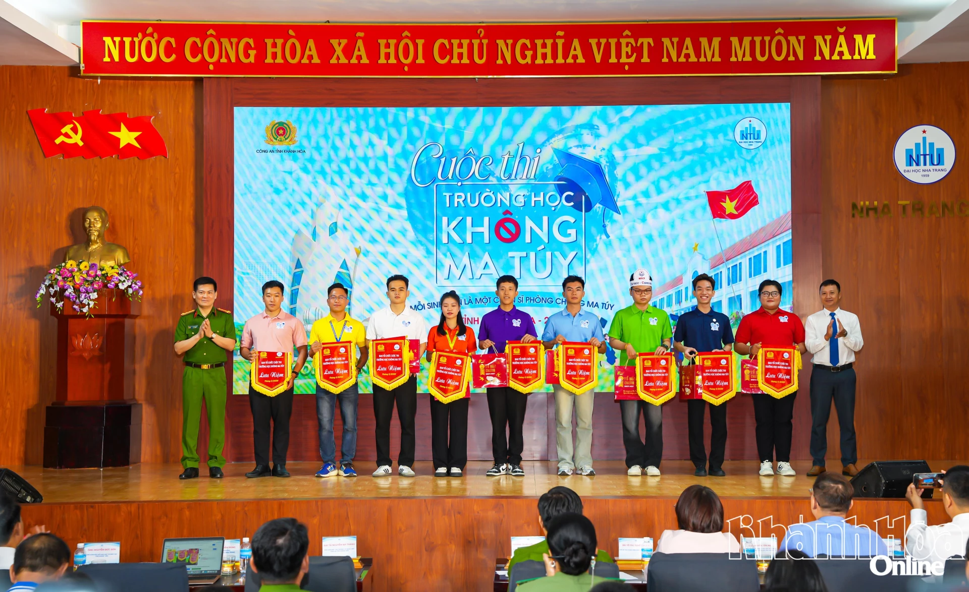 Ban Tổ chức trao cờ lưu niệm cho 9 đội tham gia cuộc thi.