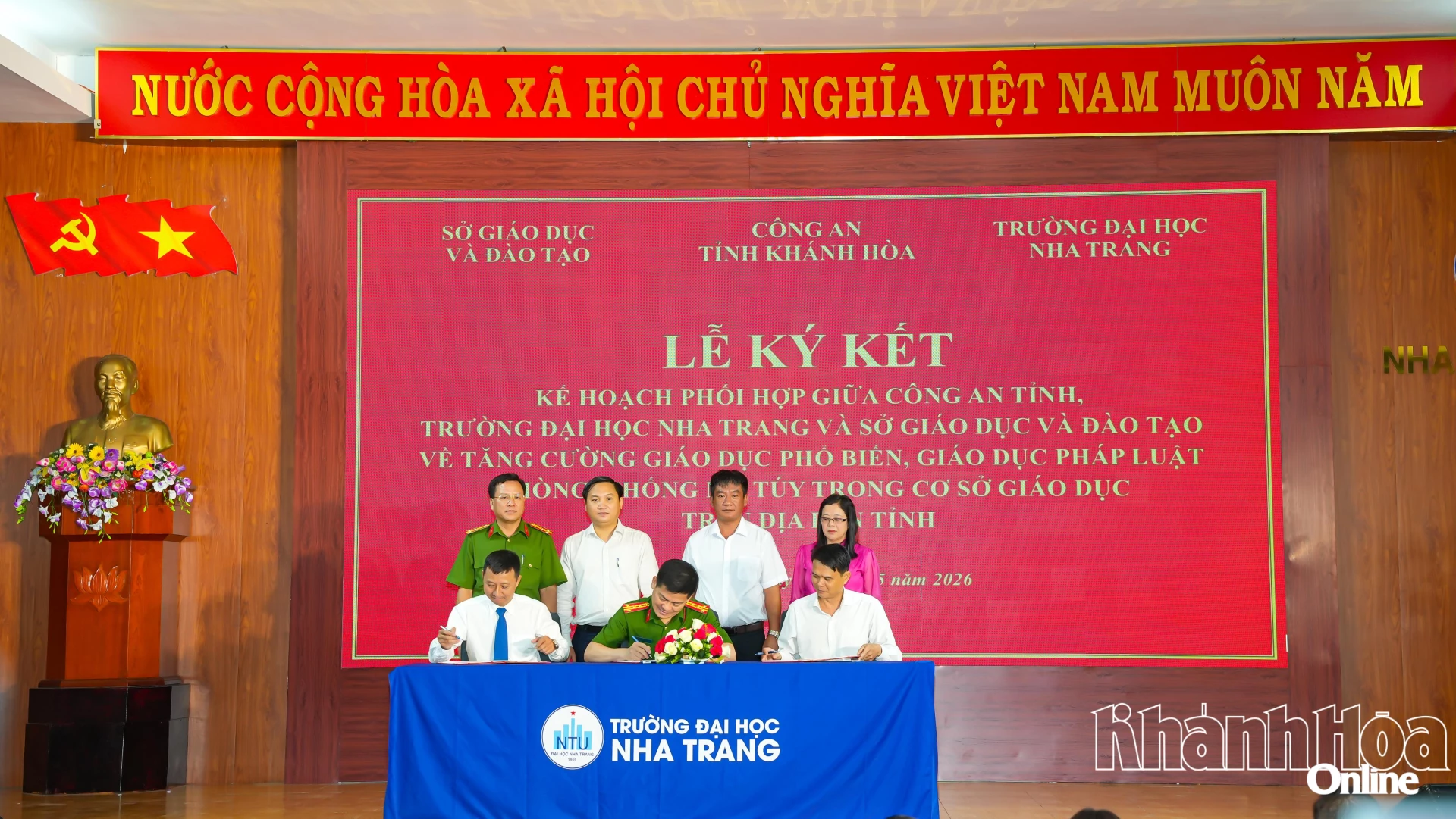 Đại diện lãnh đạo Công an tỉnh Khánh Hòa, Sở Giáo dục và Đào tạo, Trường Đại học Nha Trang về tăng cường giáo dục phổ biến, giáo dục pháp luật phòng chống ma túy trong cơ sở giáo dục địa bàn tỉnh.