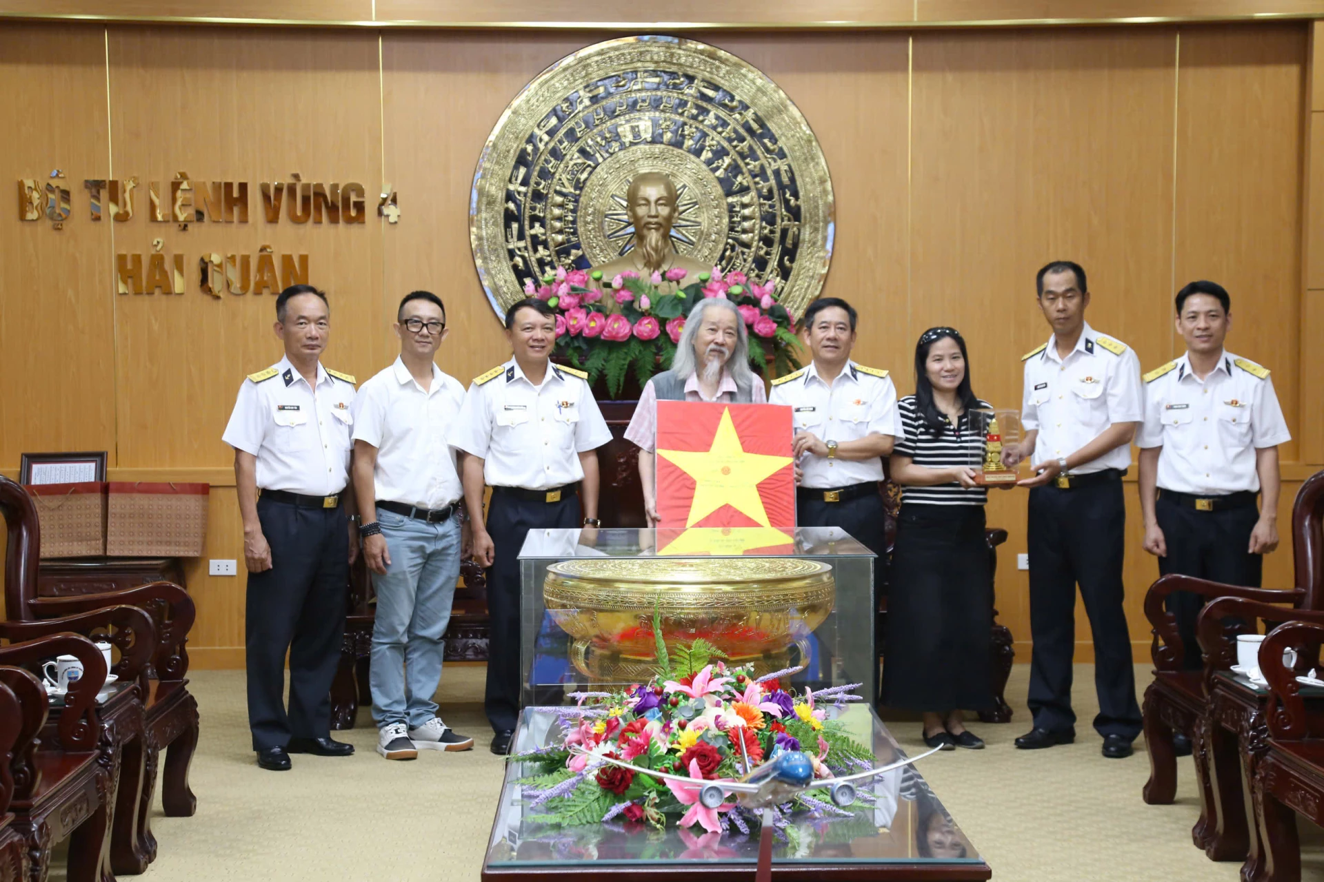 Bộ Tư lệnh Vùng 4 Hải quân đón tiếp nhạc sĩ Văn Thao đến thăm, tặng ấn phẩm
