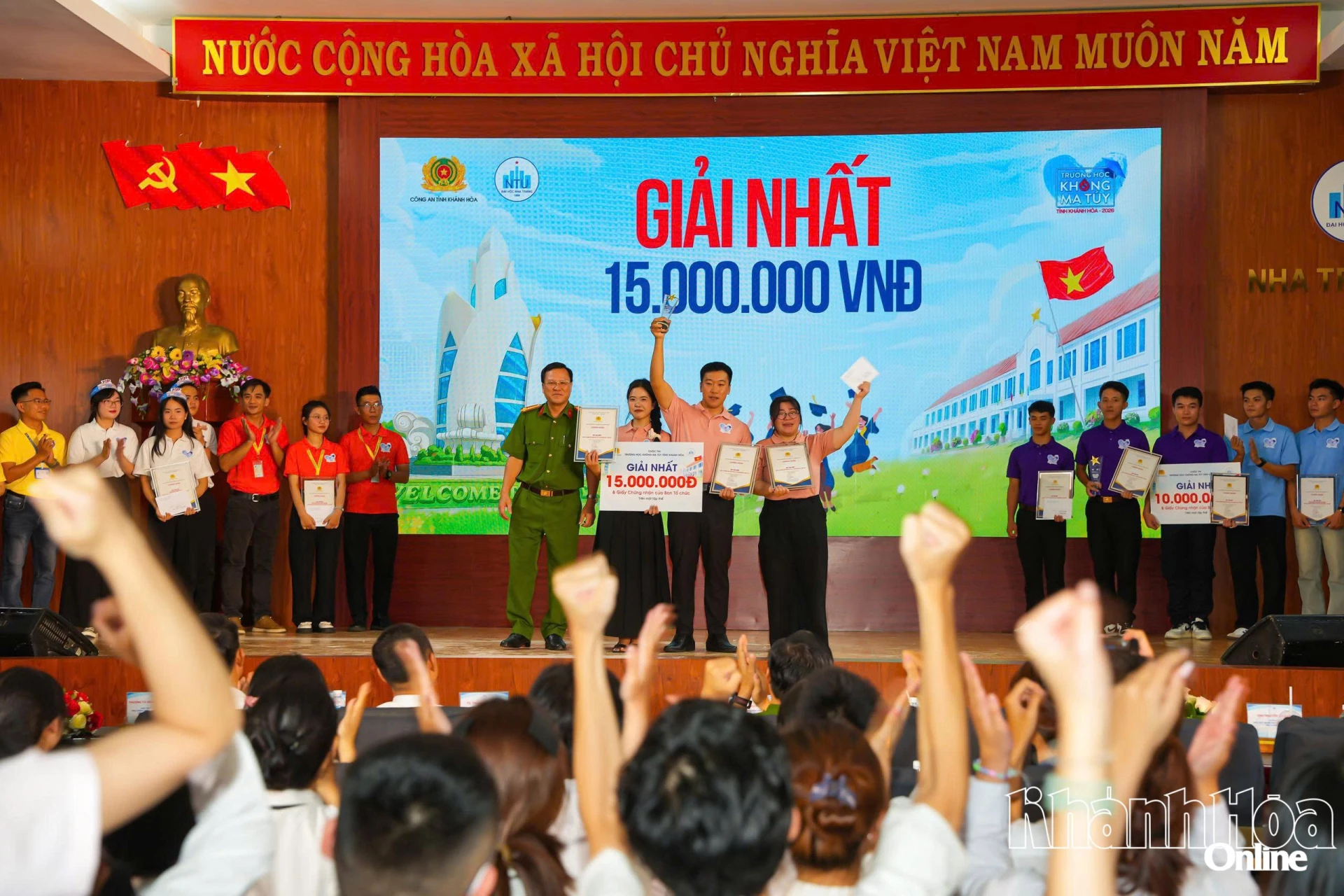Ban Tổ chức trao giải nhất cho Đội Trường Đại học Nha Trang.