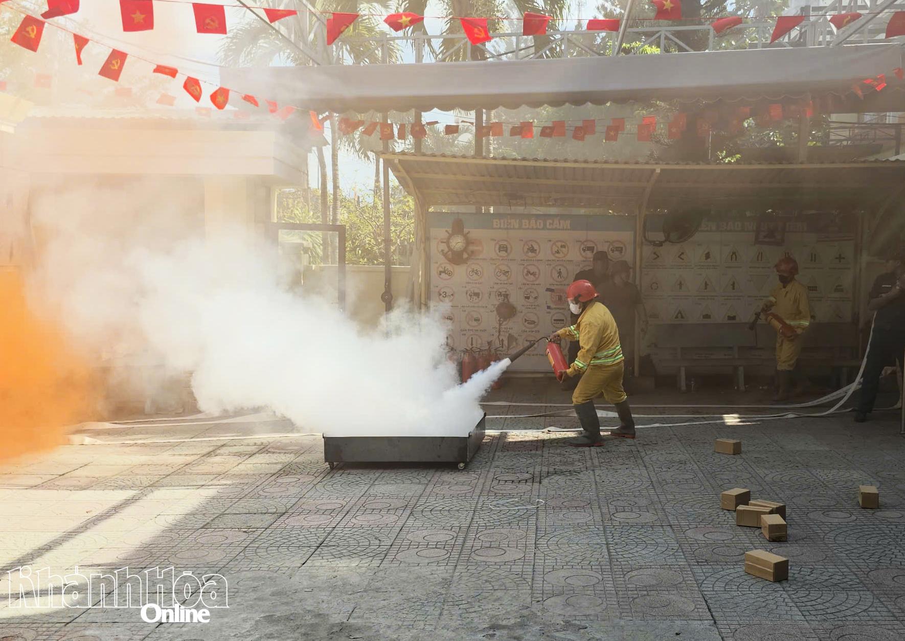 Lực lượng chữa cháy tại chỗ dùng bình chữa cháy xách tay dập lửa.