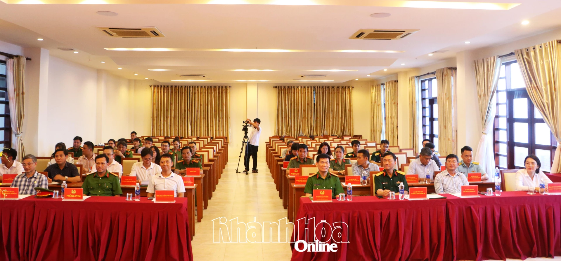 Các đại biểu tham dự hội nghị.