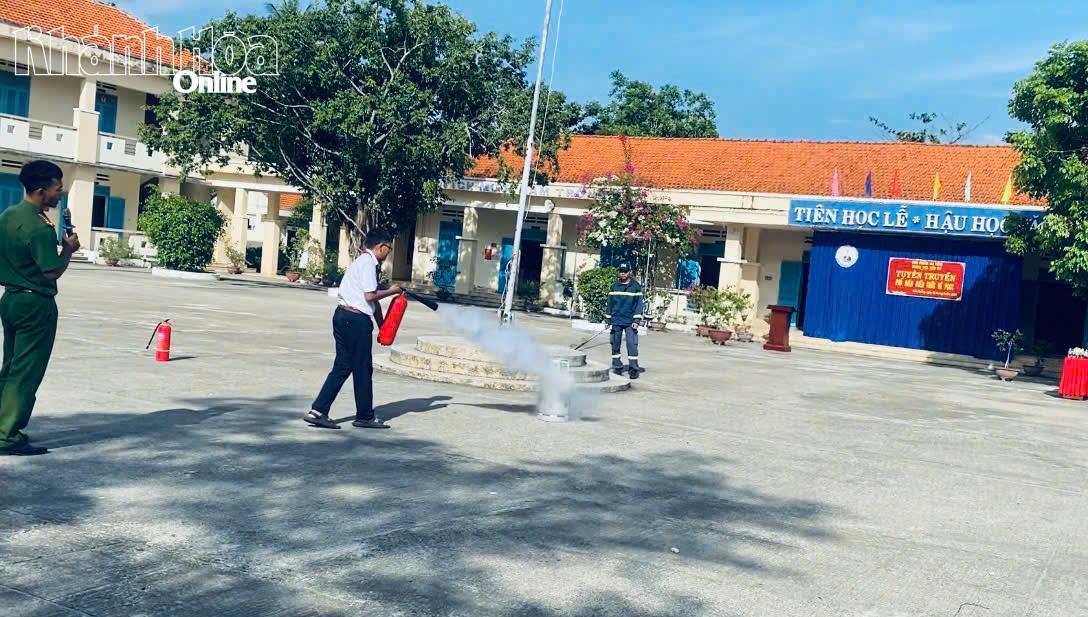 Dưới sự hướng dẫn trực tiếp của các cán bộ, chiến sĩ chữa cháy chuyên nghiệp, các em học sinh được trải nghiệm kỹ năng dập lửa bằng bình chữa cháy xách tay.