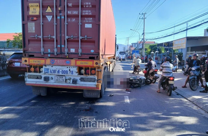 Va chạm với xe đầu kéo, một phụ nữ tử vong