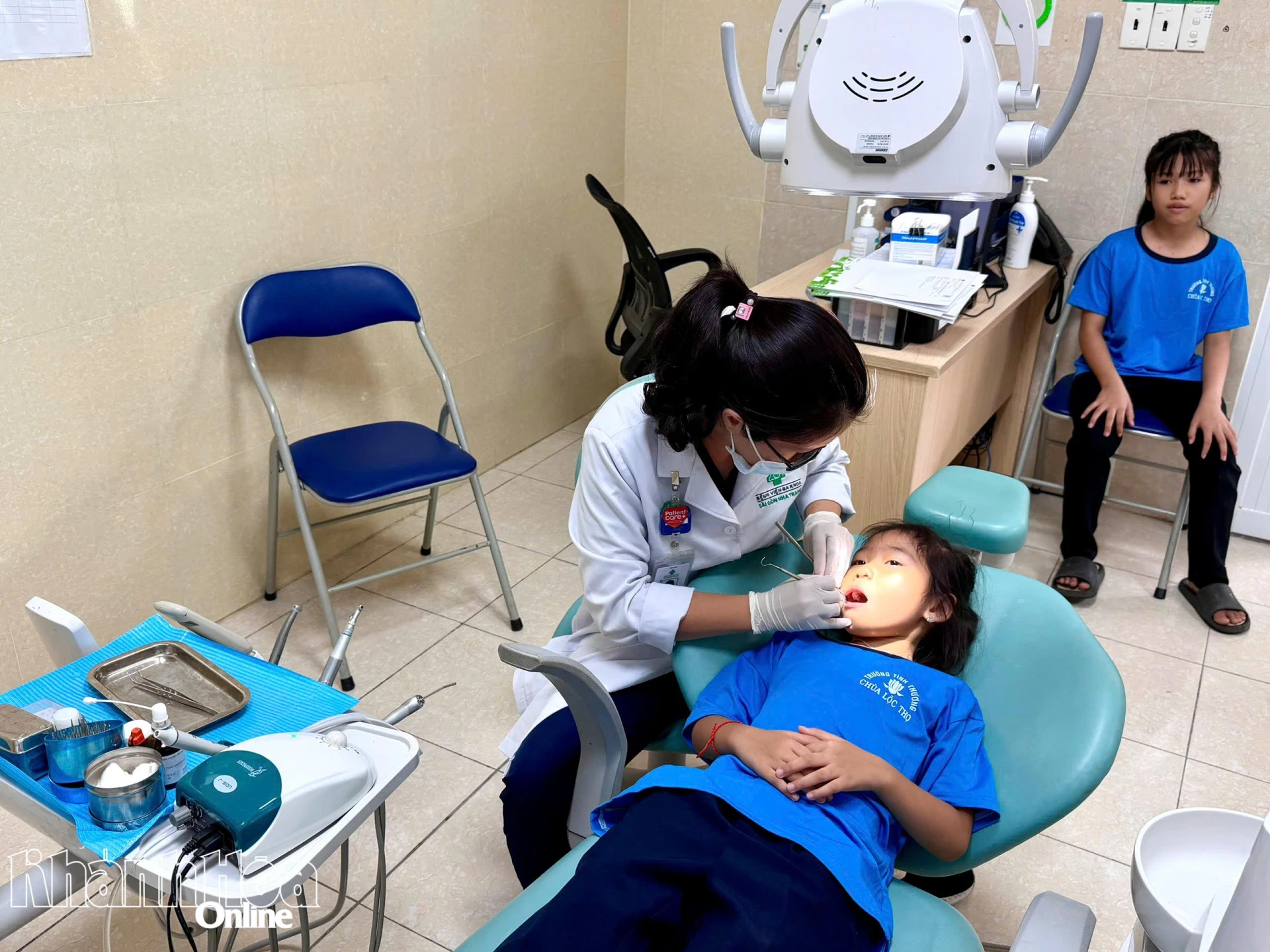 Các em nhỏ được khám răng miệng. 