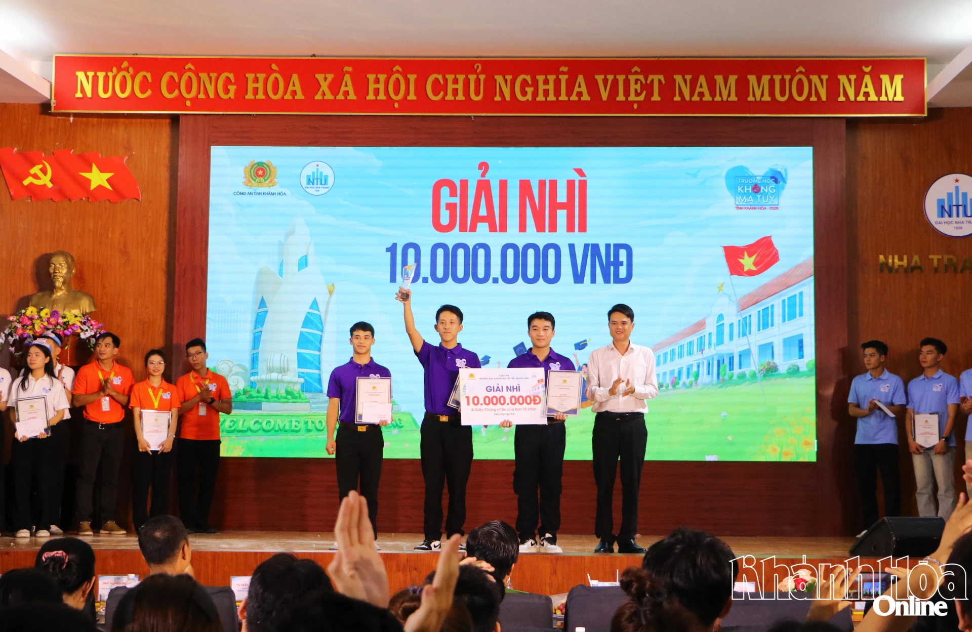Ban Tổ chức trao giải nhì cho Đội Trường Trường Đại học Thông tin liên lạc.