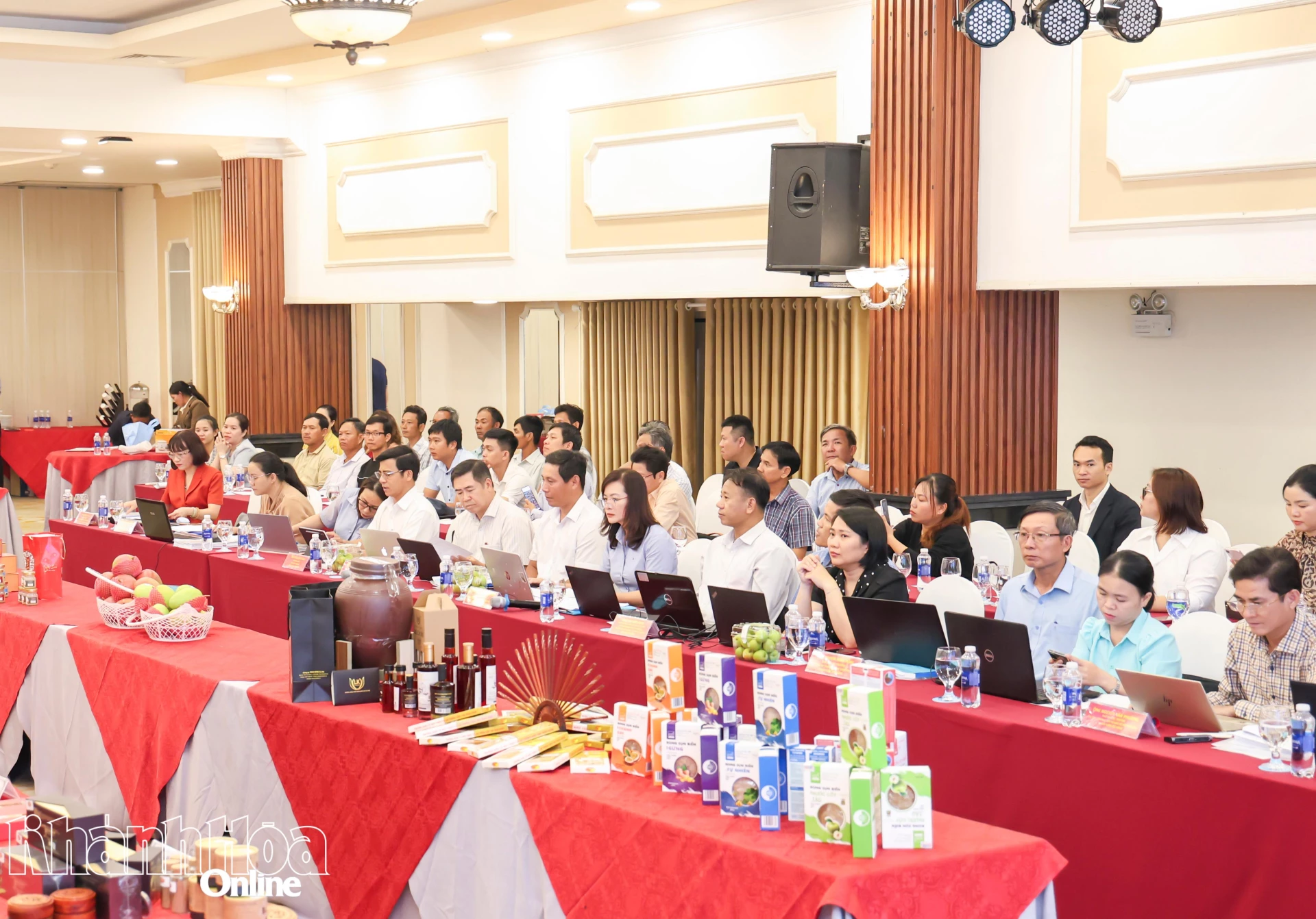 Các thành viên hội đồng OCOP tỉnh thực hiện chấm điểm các sản phẩm tham gia OCOP 2025.