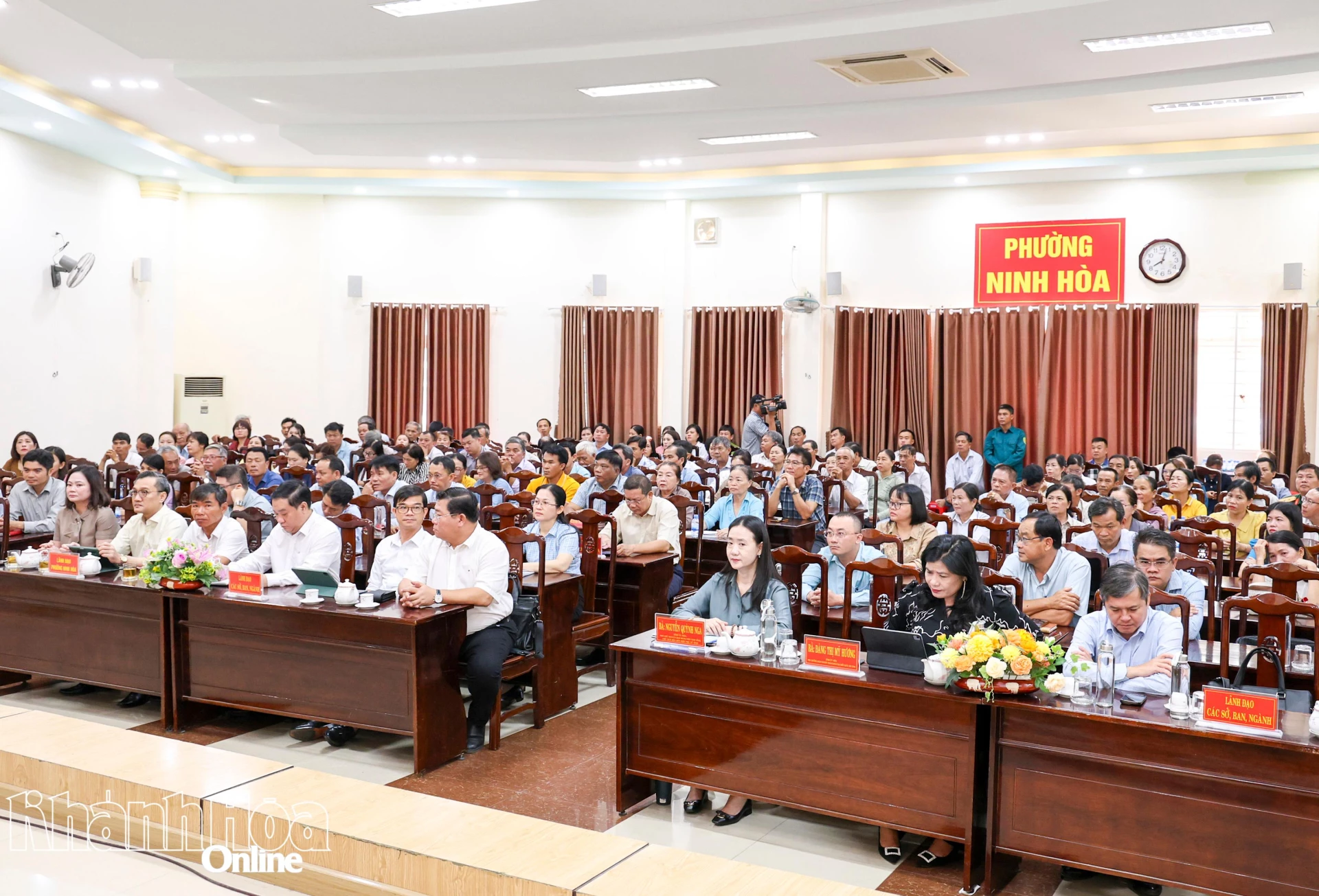 Các đại biểu, cử tri tham dự buổi tiếp xúc.